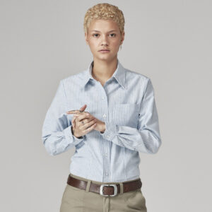 Blusa Oxford strectch para mujer color Blue White Stripe - Dickies | Mastertec