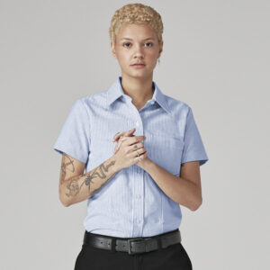 Blusa Oxford stretch de manga corta para mujer color Blue White Stripe - Dickies | Mastertec