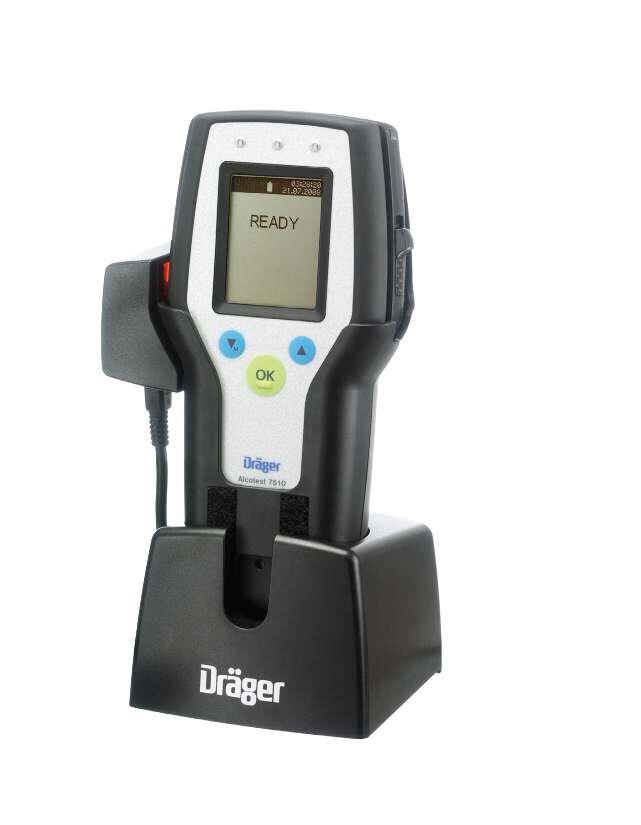 Alcoholímetro evidencial Dräger Alcotest 7510, en base de carga